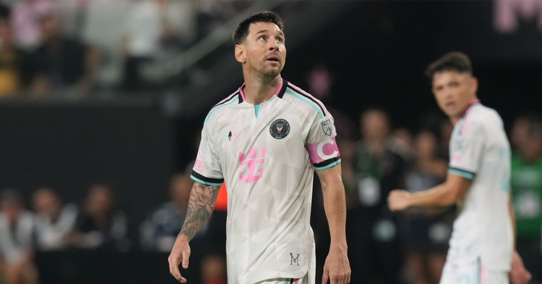 Lionel Messi kindly makes a beautiful actions for Spanish people